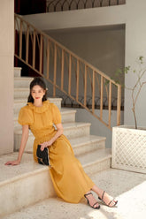 Robe midi en organza avec manches bouffantes, décolleté à volants et taille froncée pour une forme élégante